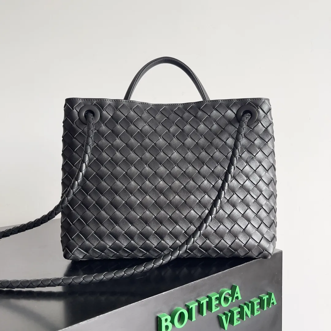 The 2023 new Andiamo batch of 2260 BV has been shipped‼ ️Really popular🔥The new Andiamo woven handbag launched by Bottega Veneta this season is really popular all over the world! ! Celebrities at home and abroad have worn it, and Oscar-winning actress Michelle Yeoh has taken it out on the street. Song Jia, Trai Yara, Yu Feihong, Sanji Ayaka, Rosie Hunting-Whiteley, Yoshioka Riho, etc. have all picked up this bag. It is classic and versatile, showing off its temperament, and the bag capacity is also large, which is very convenient for daily commuting! ! A variety of carrying methods, the shoulder straps can be adjusted by yourself, the original lambskin feels soft and delicate, and the unisex style breaks the gender boundaries and brings a more practical and long-lasting use experience. Andiamo, which has both elegant and casual styles, perfectly interprets the true appearance of "fashionable old money style". Style number: 743572 Size: 32*24*12